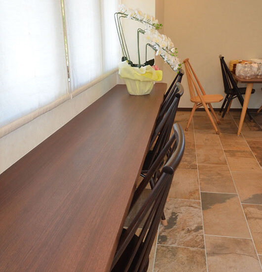 内観（出窓カウンター席）