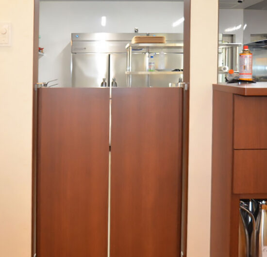 店内と厨房間の扉