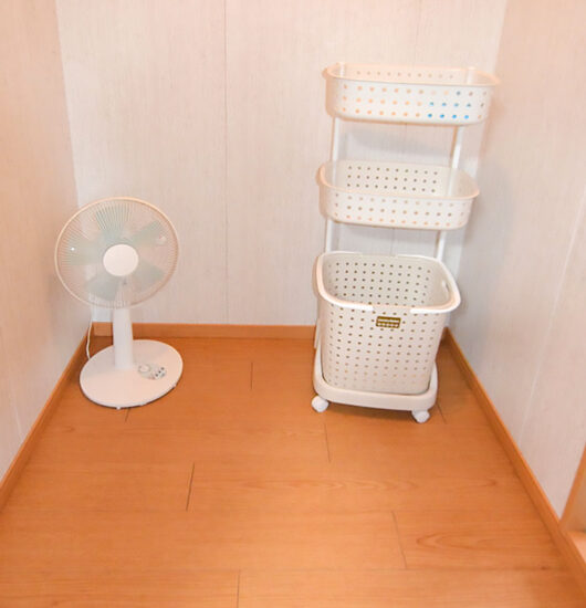 3・4号室棟1階共有スペース内（1号室専用脱衣室）01