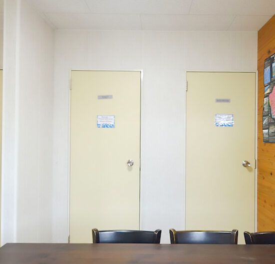 3・4号室棟1階共有スペース内（2号室専用トイレ・浴室入口）