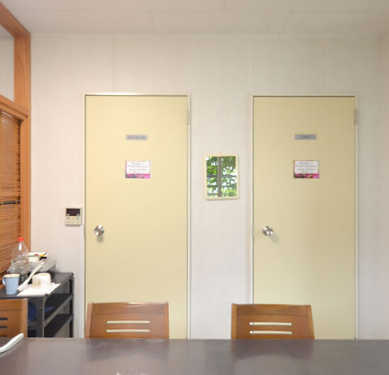 3・4号室棟1階共有スペース内（1号室専用トイレ・浴室入口）