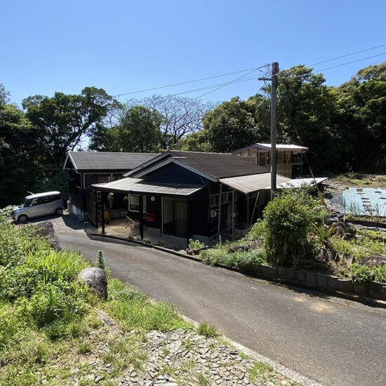 外観12（向かいの空き地から見た家全景）