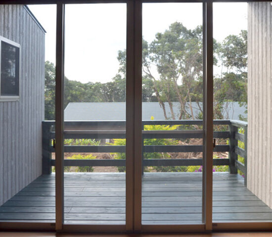 リビングよりウッドデッキ側窓