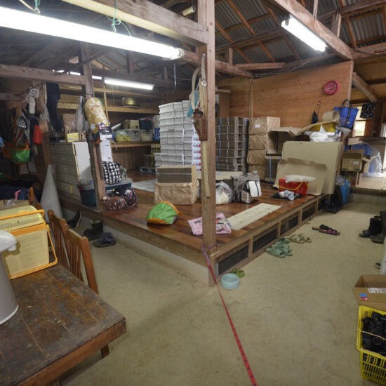 倉庫Ａ内観08（土間～板間）