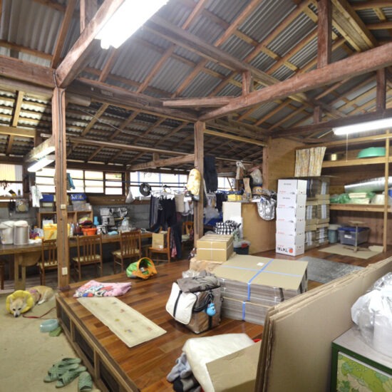 倉庫Ａ内観10（土間～板間）