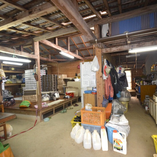 倉庫Ａ内観09（土間～板間）