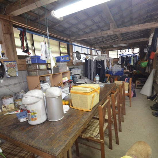 倉庫Ａ内観11（土間テーブル）