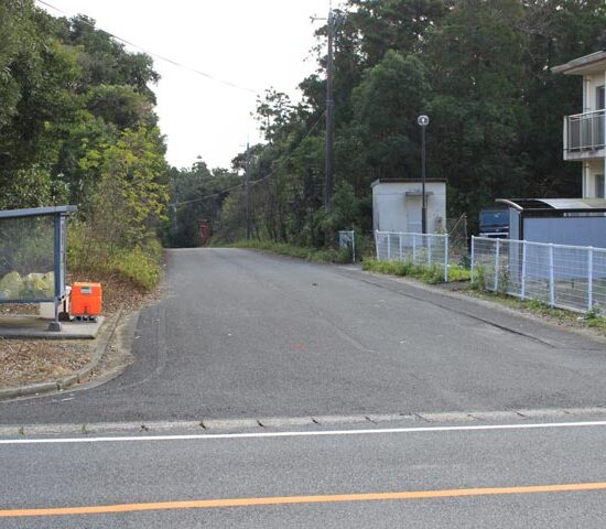 県道からの入り込み道路付近