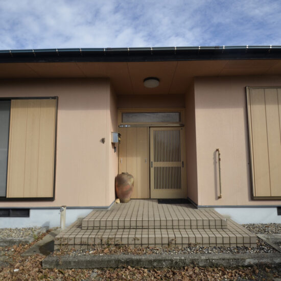 外観04　母屋側（玄関ポーチ）