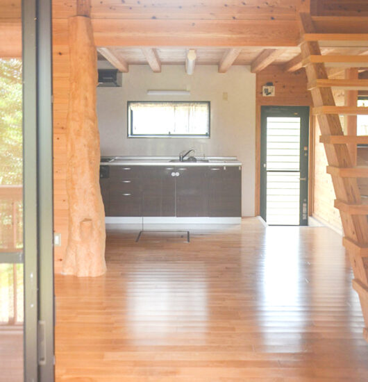 居間7.5帖　キッチン・勝手口側