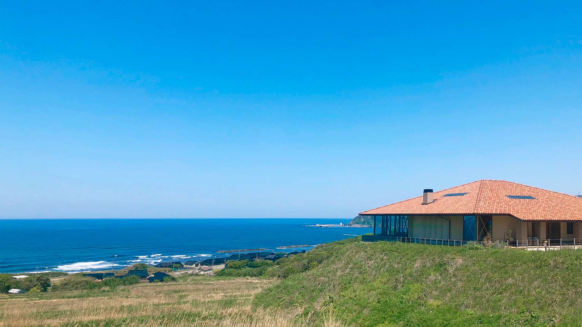 オーシャンビュー赤い建物