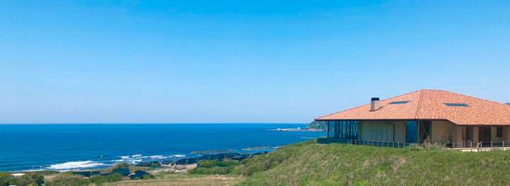 オーシャンビュー赤い建物