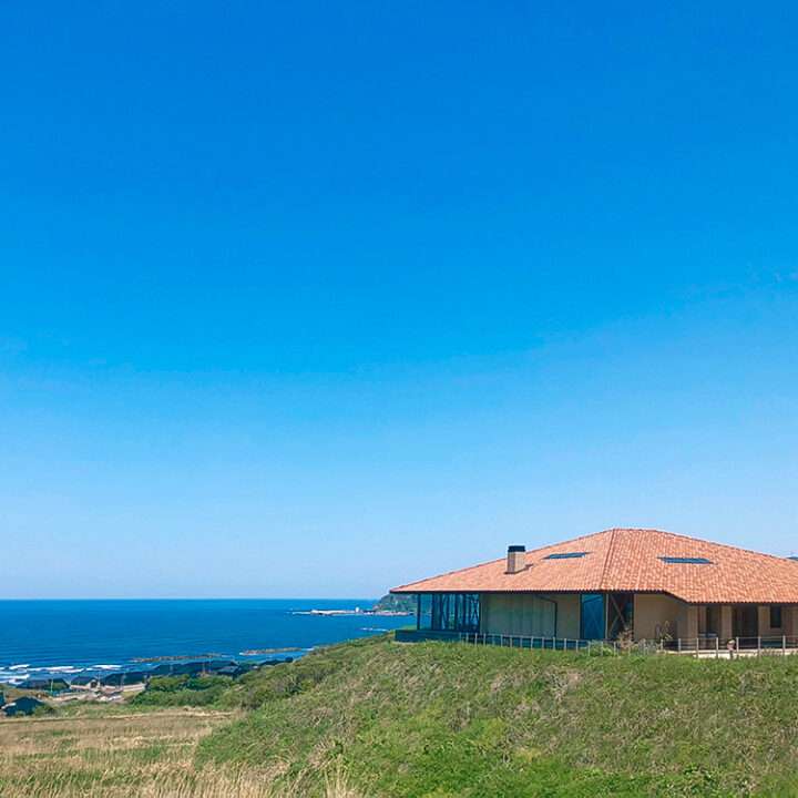 オーシャンビュー赤い建物