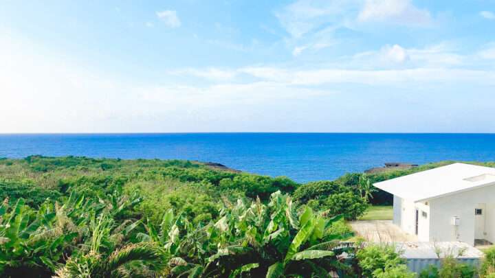 オーシャンビュー白い建物