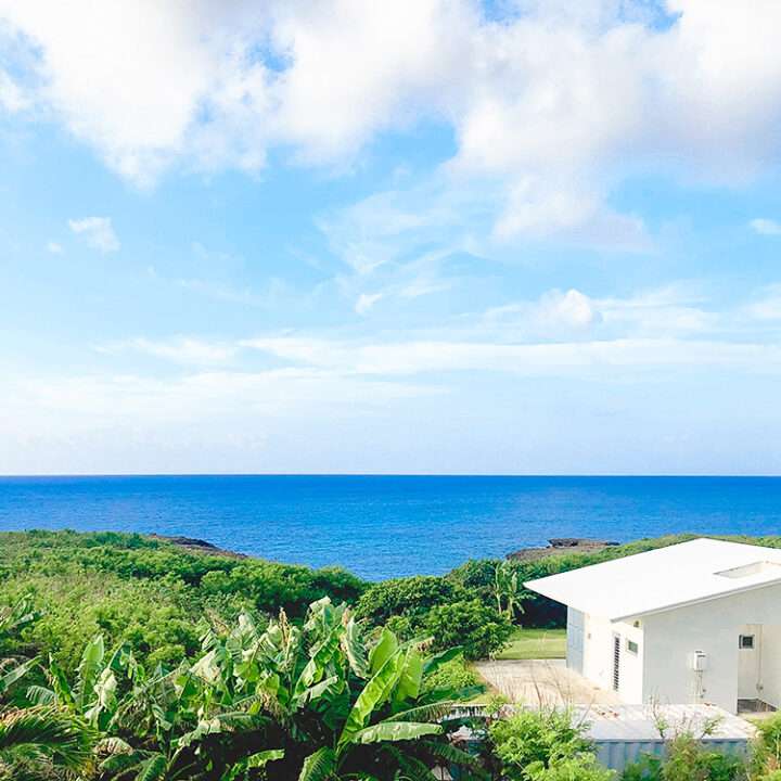 オーシャンビュー白い建物